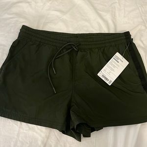 Athleta Expedition Short NWT size 8